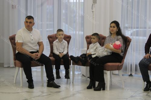 Азнакайда тантаналы рәвештә күп балалы гаиләләргә таныклыклар тапшырдылар
