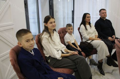 Азнакайда тантаналы рәвештә күп балалы гаиләләргә таныклыклар тапшырдылар