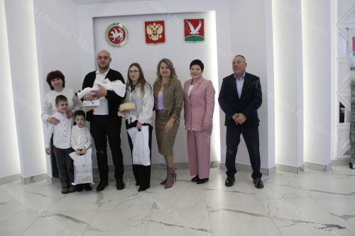 Азнакайда тантаналы рәвештә күп балалы гаиләләргә таныклыклар тапшырдылар