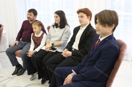 Азнакайда тантаналы рәвештә күп балалы гаиләләргә таныклыклар тапшырдылар