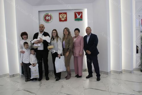 В Азнакаево торжественно вручили удостоверения многодетным семьям