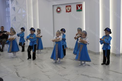 Азнакайда тантаналы рәвештә күп балалы гаиләләргә таныклыклар тапшырдылар