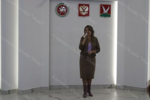 В Азнакаево торжественно вручили удостоверения многодетным семьям