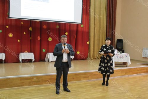 В Азнакаевской школе № 1 чествовали отцов героев