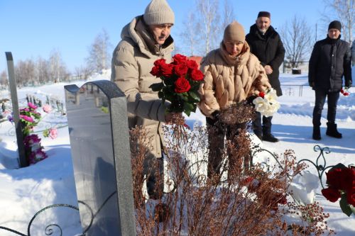 Возложение цветов к могиле Почетного гражданина Азнакаевского муниципального района Шакурова Расыха Ахатовича