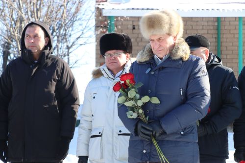 Возложение цветов к могиле Почетного гражданина Азнакаевского муниципального района Шакурова Расыха Ахатовича