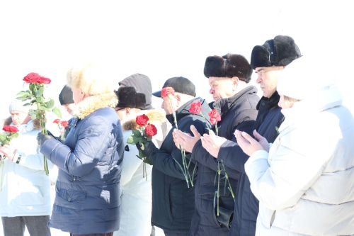 Возложение цветов к могиле Почетного гражданина Азнакаевского муниципального района Шакурова Расыха Ахатовича