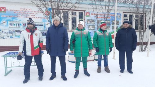 Сотни азнакаевцев присоединились к Всероссийской массовой лыжной гонке "Лыжня России"