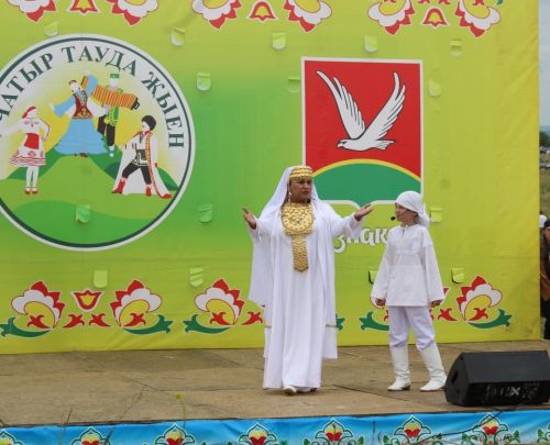 В Азнакаево прошел фестиваль «Чатыр тауда җыен»