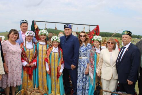 В Азнакаево прошел фестиваль «Чатыр тауда җыен»