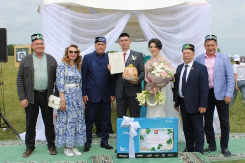 В Азнакаево прошел фестиваль «Чатыр тауда җыен»