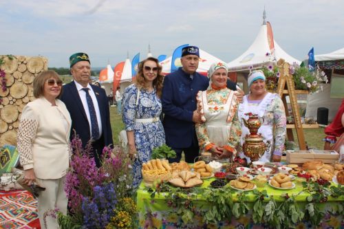 В Азнакаево прошел фестиваль «Чатыр тауда җыен»