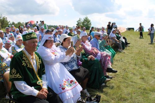 В Азнакаево прошел фестиваль «Чатыр тауда җыен»