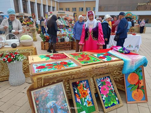 Яркая «выставка-продажа» товаров местных мастеров