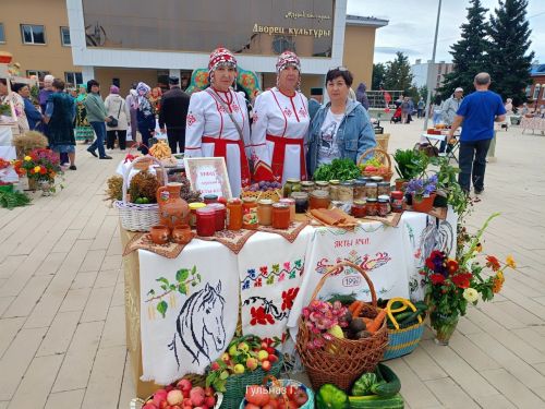 Яркая «выставка-продажа» товаров местных мастеров