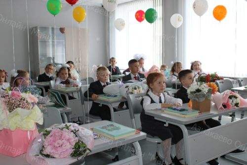 Азнакайның 7 нче мәктәбе укучылары яңа уку елын яңа мәктәптә каршы алдылар
