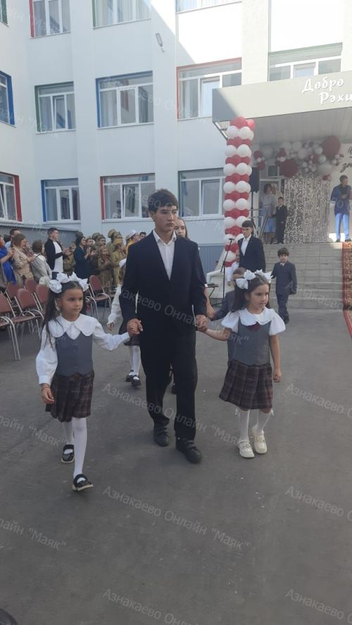 Азнакайның 7 нче мәктәбе укучылары яңа уку елын яңа мәктәптә каршы алдылар