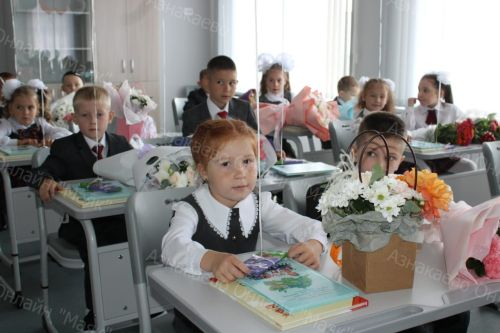 Азнакайның 7 нче мәктәбе укучылары яңа уку елын яңа мәктәптә каршы алдылар