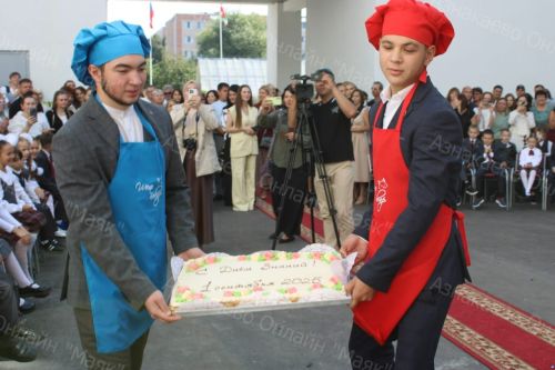 Азнакайның 7 нче мәктәбе укучылары яңа уку елын яңа мәктәптә каршы алдылар