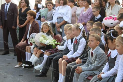 Азнакайның 7 нче мәктәбе укучылары яңа уку елын яңа мәктәптә каршы алдылар