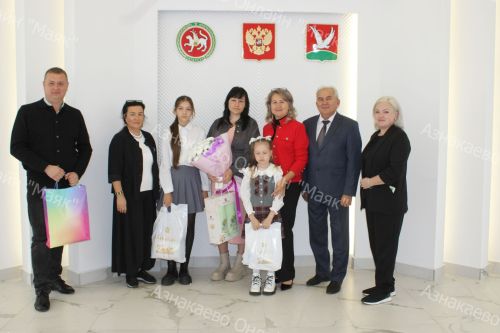 Азнакайда яңа гына күп балалы статусын алган гаиләләргә таныклык тапшырдылар