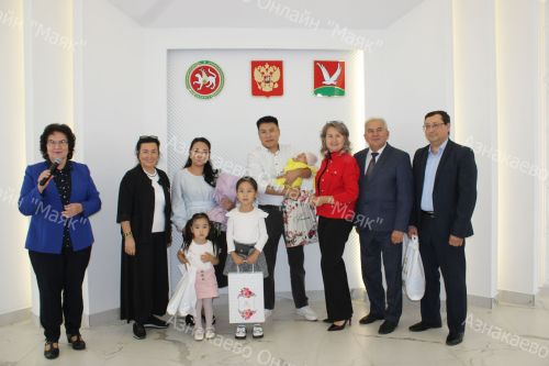 Азнакайда яңа гына күп балалы статусын алган гаиләләргә таныклык тапшырдылар