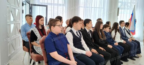 В Азнакаево поздравили 14-летних школьников