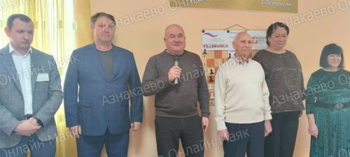 Связь через шахматы: в Азнакаево прошел турнир «Связь поколений» среди семей