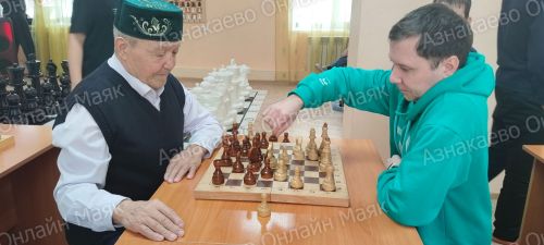 Связь через шахматы: в Азнакаево прошел турнир «Связь поколений» среди семей