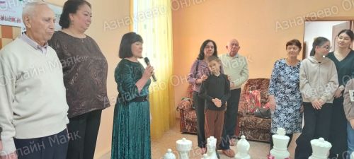 Связь через шахматы: в Азнакаево прошел турнир «Связь поколений» среди семей