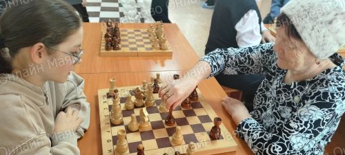 Связь через шахматы: в Азнакаево прошел турнир «Связь поколений» среди семей