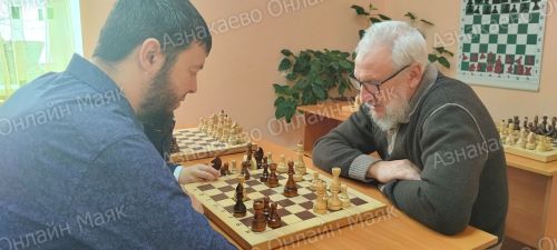 Связь через шахматы: в Азнакаево прошел турнир «Связь поколений» среди семей