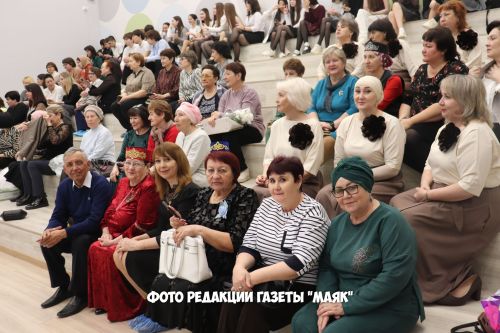 Азнакай шагыйрәсе Сәрвәр Хәнипованың 9 нчы китабы табадан төште