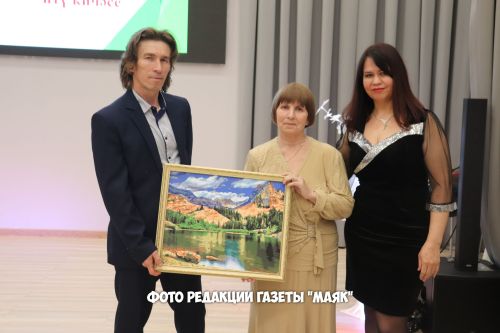 Азнакай шагыйрәсе Сәрвәр Хәнипованың 9 нчы китабы табадан төште