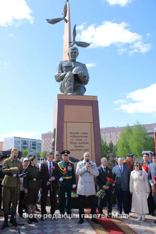 Азнакайда Билгесез солдат һәйкәленә чәчәкләр салынды