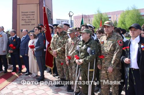 Азнакайда Билгесез солдат һәйкәленә чәчәкләр салынды