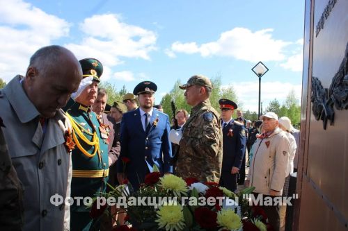 Азнакайда Билгесез солдат һәйкәленә чәчәкләр салынды