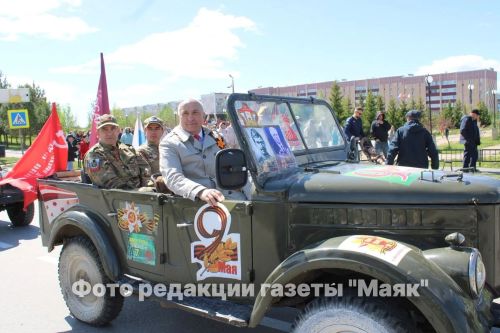 Азнакайда Билгесез солдат һәйкәленә чәчәкләр салынды