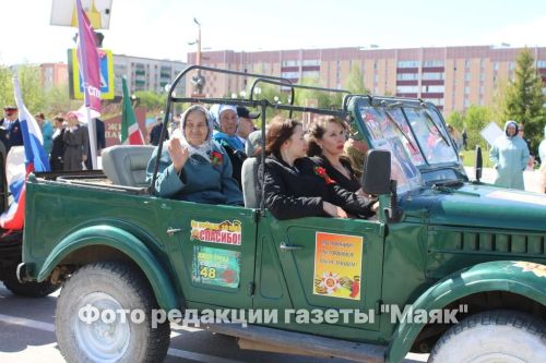 Азнакайда Билгесез солдат һәйкәленә чәчәкләр салынды