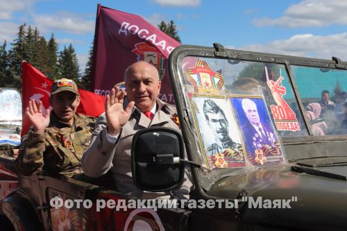 На площади Победы в Азнакаево возложили венки и цветы к мемориальному комплексу