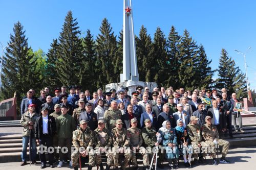 На площади Победы в Азнакаево возложили венки и цветы к мемориальному комплексу