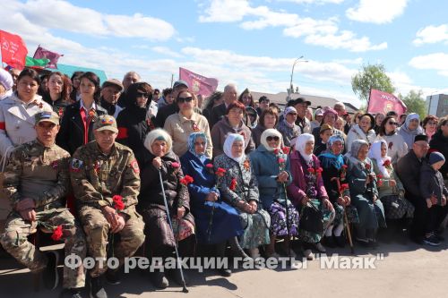 Азнакай шәһәре Җиңү мәйданындагы мемориаль комплекста веноклар, чәчәк бәйләмнәре салынды