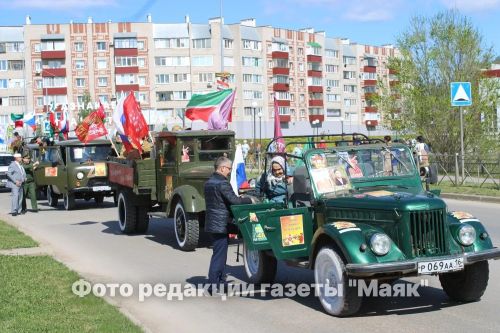 Азнакайда Билгесез солдат һәйкәленә чәчәкләр салынды