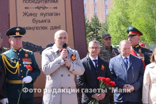 Азнакайда Билгесез солдат һәйкәленә чәчәкләр салынды