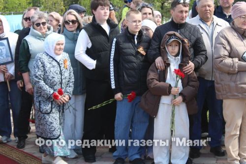 Азнакайда Билгесез солдат һәйкәленә чәчәкләр салынды