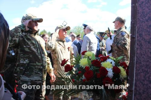 Азнакайда Билгесез солдат һәйкәленә чәчәкләр салынды