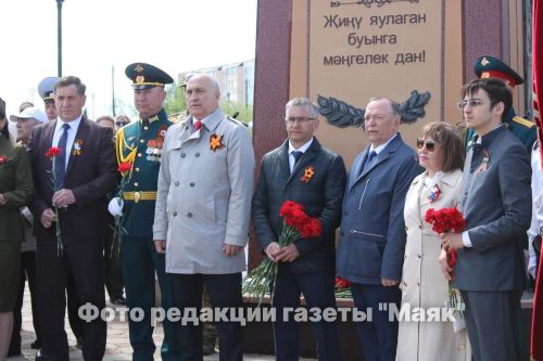 Азнакайда Билгесез солдат һәйкәленә чәчәкләр салынды