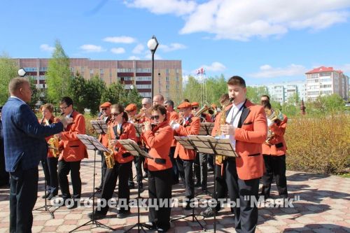 Азнакайда Билгесез солдат һәйкәленә чәчәкләр салынды