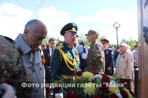 Азнакайда Билгесез солдат һәйкәленә чәчәкләр салынды