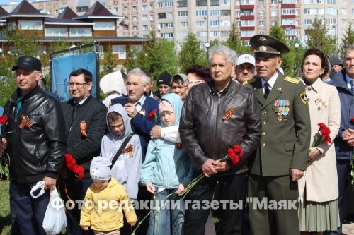 Азнакайда Билгесез солдат һәйкәленә чәчәкләр салынды